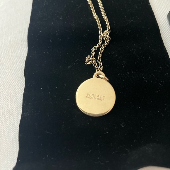 Versace medusa gold coin pendant necklace excellent condition - Picture 9 of 13